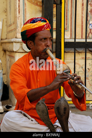 Encantador de serpientes en Jaipur, Rajasthan, India . Asia . Foto de stock