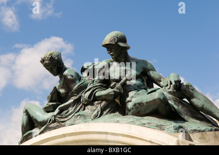 Estatuas de bronce que representan el poderío militar y naval en el monumento de Victoria en Londres Foto de stock