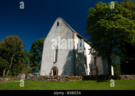 Las viejas piedras Karja iglesia en la isla de Saaremaa en Estonia Foto de stock