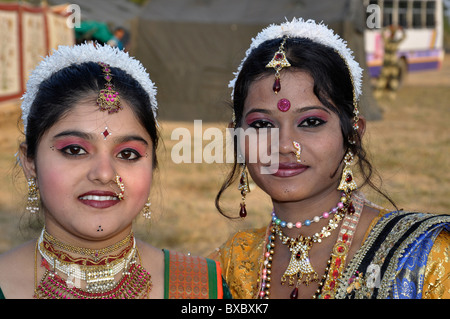 Dos mujeres Bihu bailarines de Assam, India Foto de stock