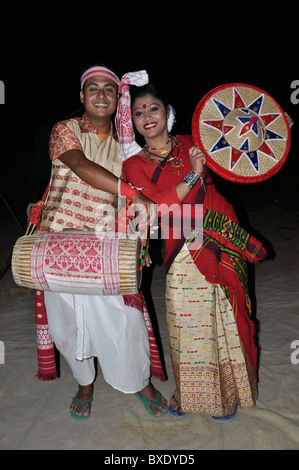 Bihu bailarines de Assam, India Foto de stock