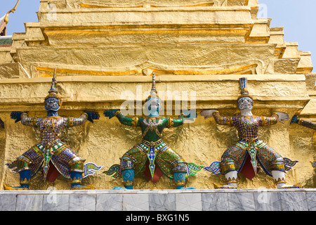 Los demonios (Guardián Yaksha) apoyando la base del Golden Chedi en el templo del Buda Esmeralda, el templo real, Bangkok, Tailandia Foto de stock