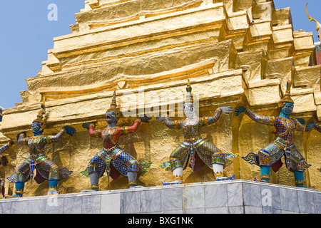 Los demonios (Guardián Yaksha) apoyando la base del Golden Chedi en el templo del Buda Esmeralda, el templo real, Bangkok, Tailandia Foto de stock