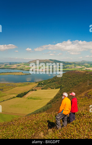 Loch Leven, Bishop Hill y el Lomond Hills de Benarty Hill Foto de stock