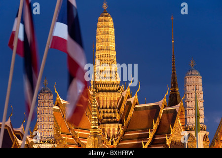 Al anochecer, el Wat Phra Kaeo, el Grand Palace, Bangkok, Tailandia