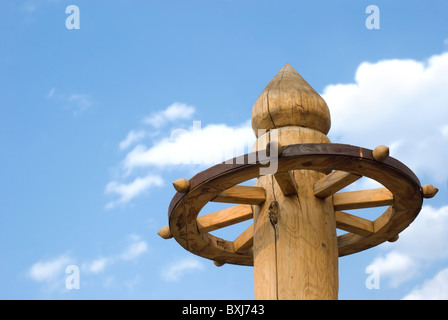 Palenque de madera mongol contra el cielo azul Foto de stock