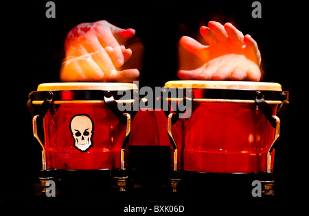 Manos tocando tambores Bongo Foto de stock