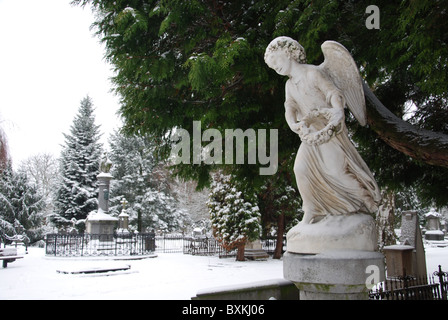 Estatua de angel en el Het Oude Kerkhof en Roermond Holanda Europa Foto de stock