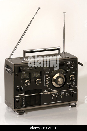 Radio, radio, radio, radio multibanda 'Sut 001', detalles técnicos y de  diseño: VEB Stern-Radio Berlin, precio al por menor: 695 Mark, realizado  por: Radiotehnika, URSS, desde 1977, Derechos adicionales-Clearences-no  disponible Fotografía de