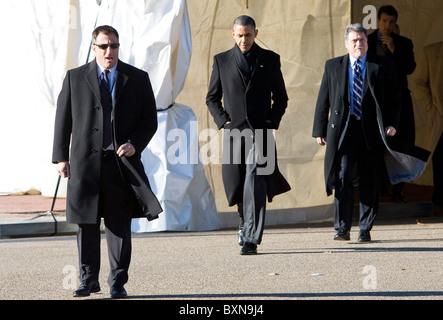 El presidente Barack Obama cruza la Avenida Pennsylvania. Foto de stock
