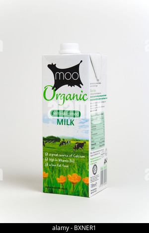 Beber, leche orgánica, Moo semidesnatada cartón de leche de larga duración contra un fondo blanco. Foto de stock