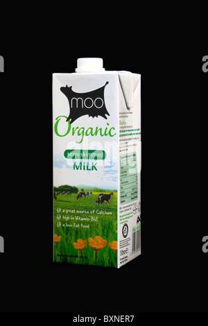 Beber, leche orgánica, Moo semidesnatada cartón de leche de larga duración contra un fondo negro. Foto de stock