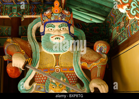 Guardián de templo en templo Budista Girimsa, Corea del Sur Foto de stock