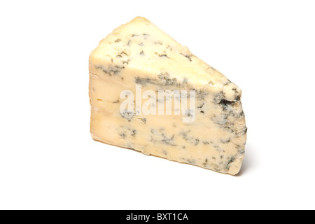Cuña de queso azul Stilton aislado sobre un fondo blanco studio. Foto de stock
