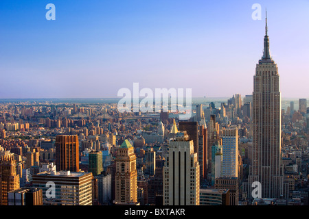 Vista a última hora de la tarde del edificio Empire State y el horizonte de Manhattan, Nueva York, EE.UU