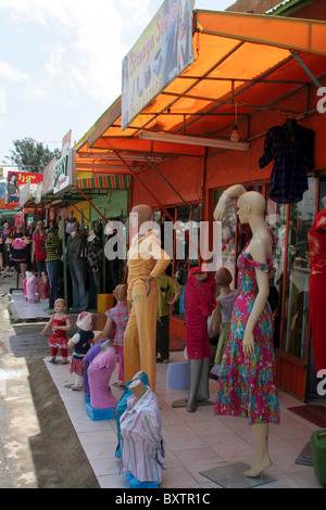 Tienda de ropa en Addis Abeba, Etiopía, África oriental Fotografía de stock  - Alamy