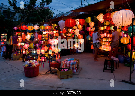 Linternas tienda artesanal en la noche. Hoi An, Vietnam, Asia. Foto de stock