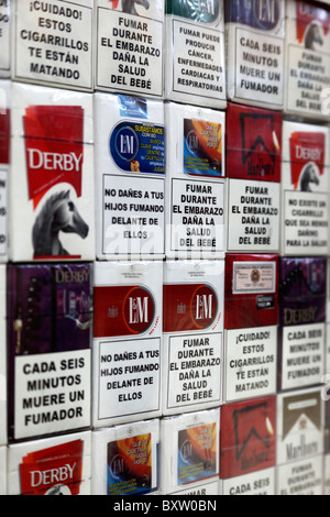 Paquetes de cigarrillos de varias marcas a la venta con advertencias de salud en español, Bolivia Foto de stock