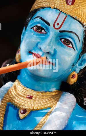 Pintado estatua de Krishna. Adoraban deidad india hindú. Puttaparthi, Andhra Pradesh, India Foto de stock