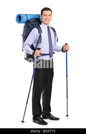 Longitud total retrato de un hombre en ropa deportiva con mochila y  bastones de senderismo Fotografía de stock - Alamy