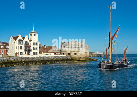 Támesis barcaza Alice entrando en el puerto de Portsmouth en Inglaterra Foto de stock