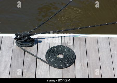 Cuerda para el amarre de embarcaciones Fotografía de stock - Alamy