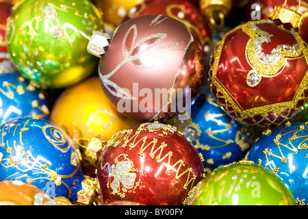 Close-up de coloridas bolas de juguete redondo decorado con diferentes brillos