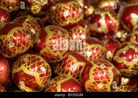 Imagen de juguetes brillantes brillantes bolas de color rojo con decoración de oro y de plata
