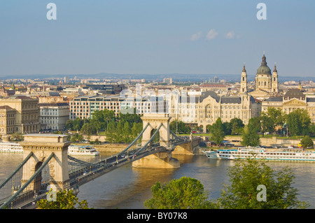 Puente de las cadenas sobre el río Danubio con el Gresham Hotel, la basílica de San Esteban, los barcos de crucero de Budapest, Hungría, Europa, UE Foto de stock