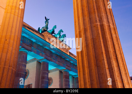 Alemania, Berlín, Puerta de Brandeburgo iluminada al atardecer durante el Festival de las Luces