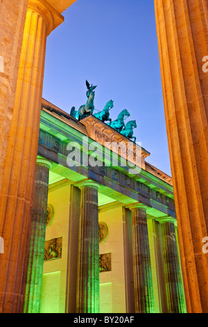 Alemania,Berlín, Puerta de Brandenburgo iluminada al anochecer, durante el Festival de las luces