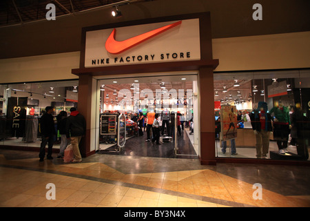 Laos revolución Nacarado Nike factory outlet tienda en Vaughan Mills Mall en Toronto, 2010  Fotografía de stock - Alamy