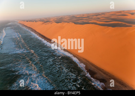 Vista aérea sobre dunas de arena y mar, desierto de Namib, Namibia