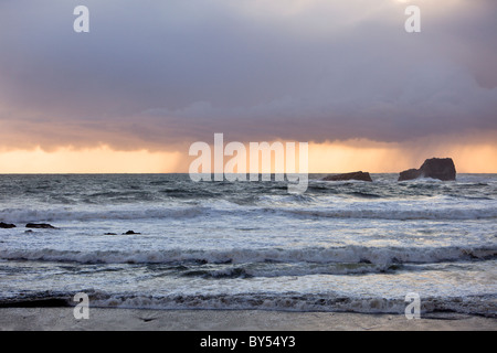 Un tormentoso océano Pacífico se estrelle contra las rocas a lo largo de la Costa Central de California en San Simeón. Foto de stock