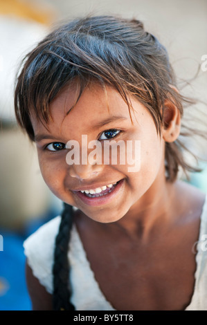 Los jóvenes pobres casta inferior Indian street chica de pronunciar Pradesh sonriendo Foto de stock