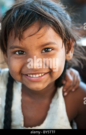 Los jóvenes pobres casta inferior Indian street chica de pronunciar Pradesh sonriendo Foto de stock