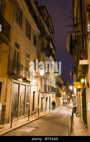 Calle angosta en distrito Bairro Alto de Lisboa, Portugal. Foto de stock
