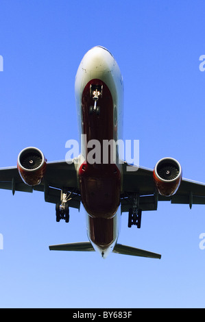 Baja volando Boeing 777 operados por Air India en la aproximación final para el aterrizaje en el aeropuerto de Heathrow en Londres Foto de stock