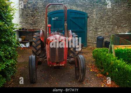 Tractor Vintage en el jardín amurallado en Casa Strokestown Demesne, Condado de Roscommon, Irlanda Foto de stock