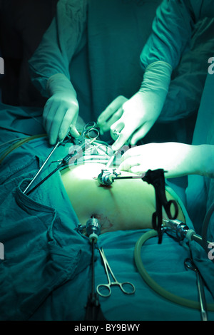Los cirujanos que realizan una operación en la ICU. Foto de stock