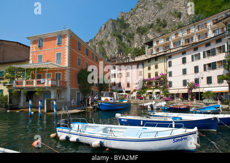 Puerto de Limone, en el Lago de Garda, la región de Lombardía, Italia, Europa