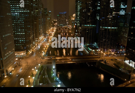 En la noche del río Chicago, Chicago, Illinois, EE.UU. Foto de stock