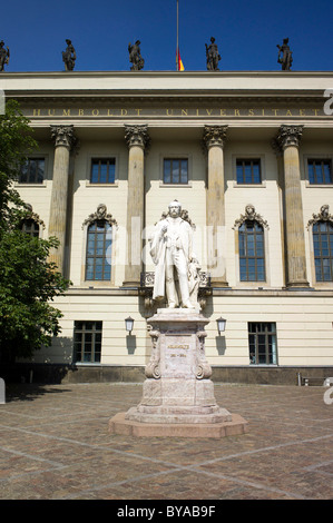 Hermann von Helmholtz estatua en frente de la Universidad Humboldt de Berlín, Unter den Linden, Dorotheenstadt, Berlín Foto de stock
