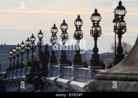 Candelabro de lámparas en el puente Alexandre III puente, París, Francia, Europa Foto de stock