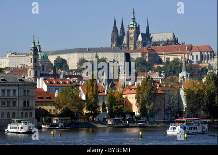 El río Vltava, el Puente de Carlos, San Nicolás, La Catedral de San Vito, el Castillo de Praga, Hradcany, Praga, Bohemia, República Checa