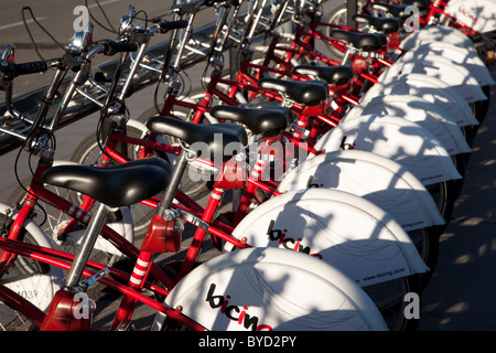 Bicicletas para alquilar en Barcelona, Cataluña, España Foto de stock