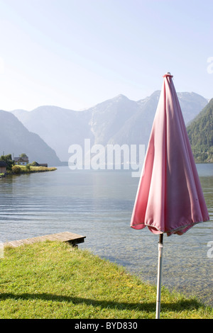 Sombrilla, la orilla oriental del lago Salzkammergut, Hallstatt, Upper Austria, Austria, Europa