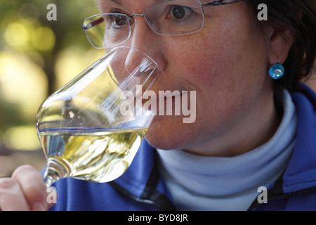 Mujer cata de vino blanco, Wachau, Waldviertel, Baja Austria, Austria, Europa Foto de stock
