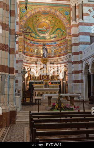 Dentro de la catedral de Notre Dame de la Garde Basílica en Marsella
