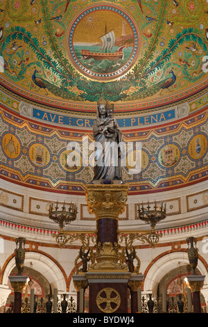 Dentro de la catedral de Notre Dame de la Garde Basílica en Marsella